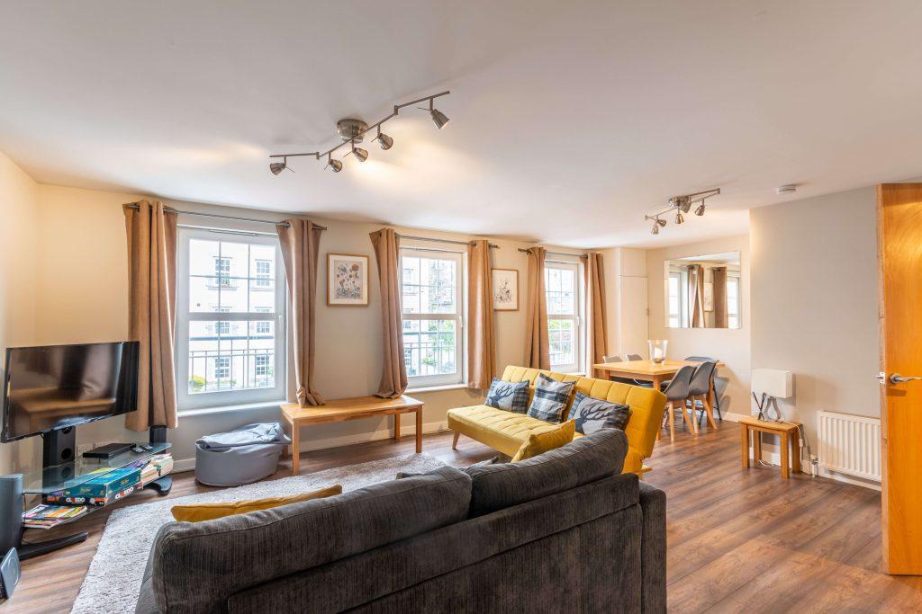 2963L Dalry Gait, Edinburgh, EH11 2AU 2 bed flat £1,475 pcm (£340 pw)