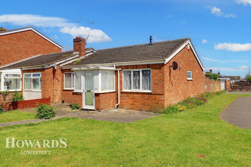 Lloyds Avenue, Kessingland 2 bed semidetached bungalow for sale £190,000