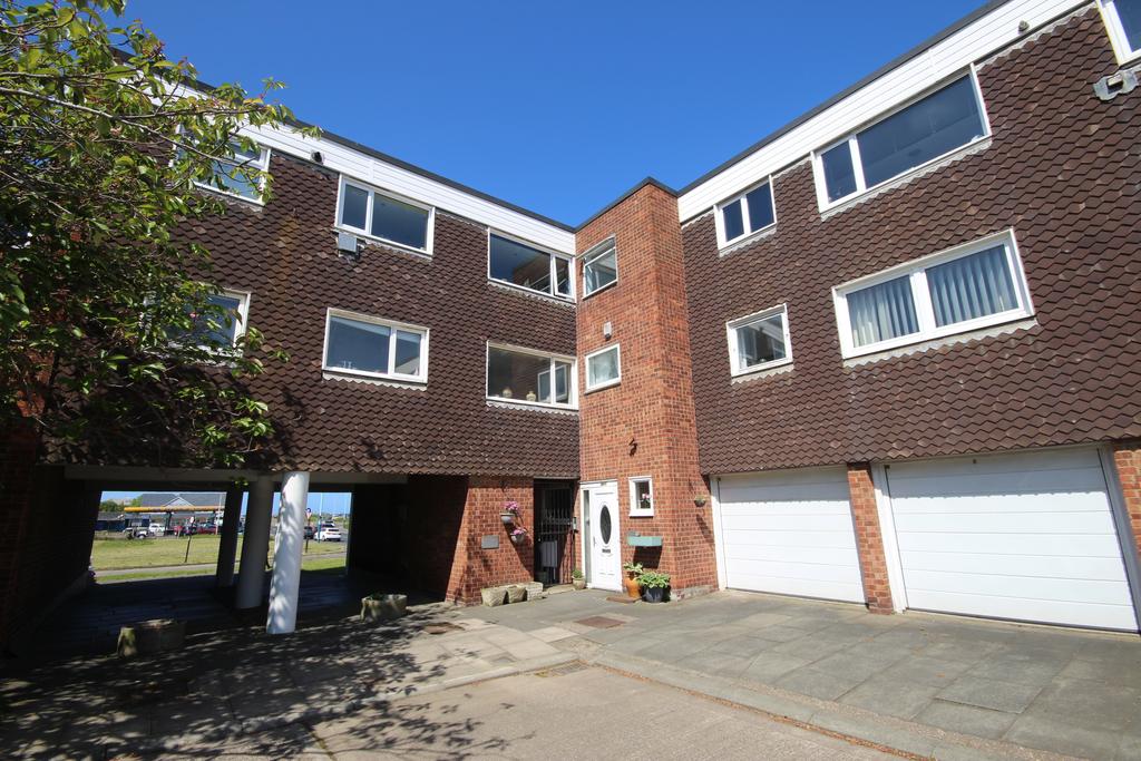 Kingston Close, Whitley Lodge... 3 bed flat for sale £270,000