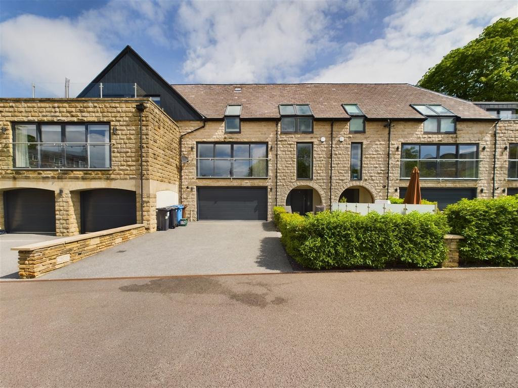Chew Valley Road, Greenfield, Saddleworth 5 bed townhouse for sale £