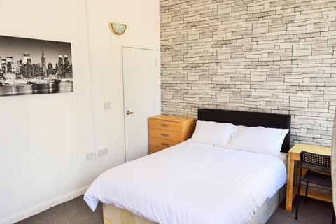 4 bedroom flat share to rent, Whitechapel Road, London E1