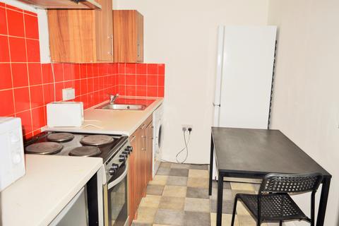 4 bedroom flat share to rent, Whitechapel Road, London E1