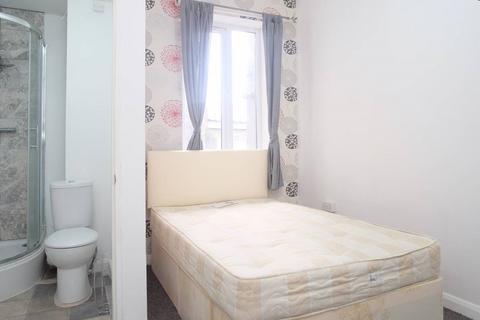 1 bedroom in a flat share to rent, Whitechapel Road, London E1