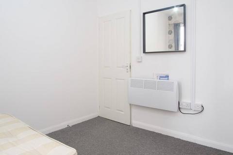 1 bedroom in a flat share to rent, Whitechapel Road, London E1