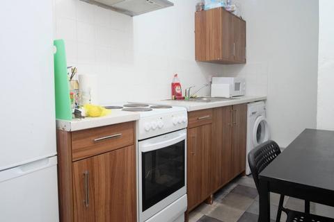 1 bedroom in a flat share to rent, Whitechapel Road, London E1