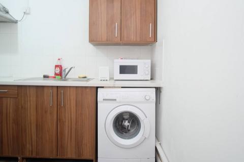 1 bedroom in a flat share to rent, Whitechapel Road, London E1