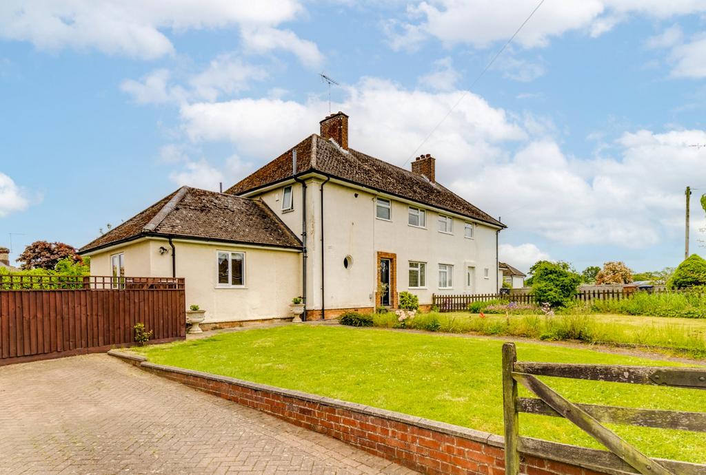 Wheatcotes, Datchworth, Hertfordshire, SG3 3 bed semidetached house