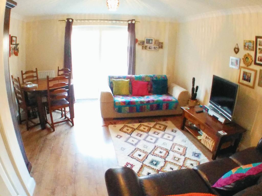 Running Foxes Lane, Ashford TN23 3 bed townhouse £1,300 pcm (£300 pw)