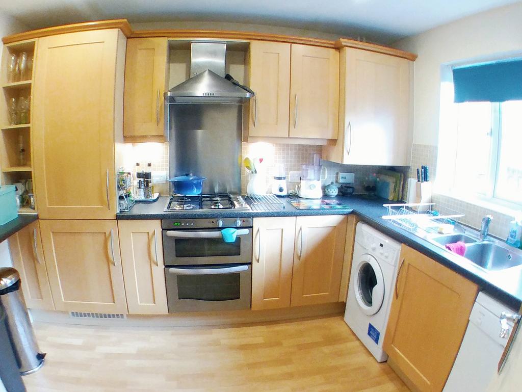 Running Foxes Lane, Ashford TN23 3 bed townhouse £1,300 pcm (£300 pw)