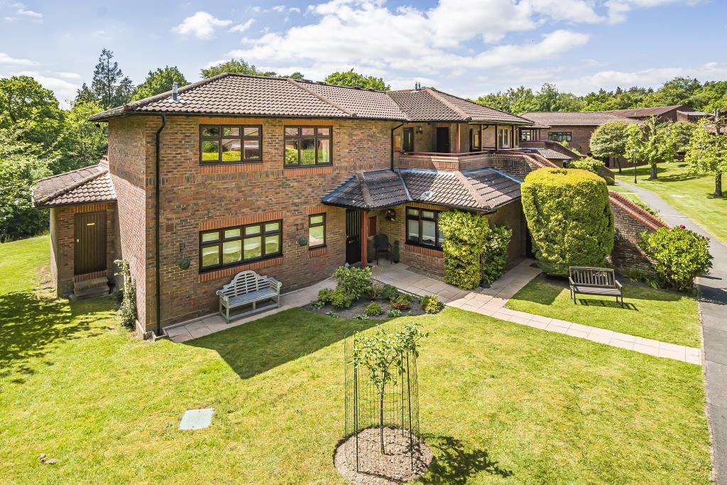 Virginia Water, Surrey, GU25 2 bed flat for sale £300,000