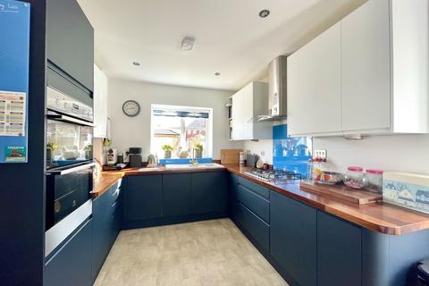 3 bedroom detached house to rent - De Clares Close, Pennington, Lymington, Hampshire, SO41