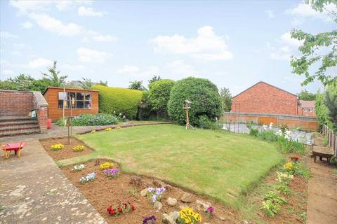 2 bedroom bungalow for sale - Finedon Road, Burton Latimer
