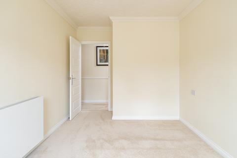 2 bedroom flat for sale - Kingston Avenue, Leatherhead, KT22