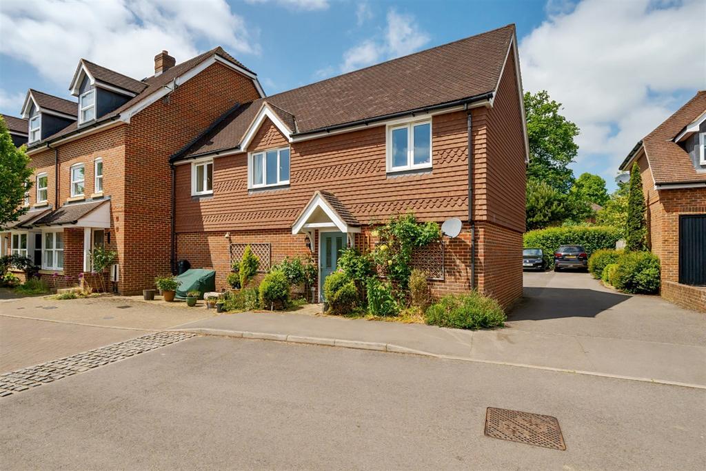 Barncroft Drive, Haywards Heath, RH16 1 bed flat for sale £285,000
