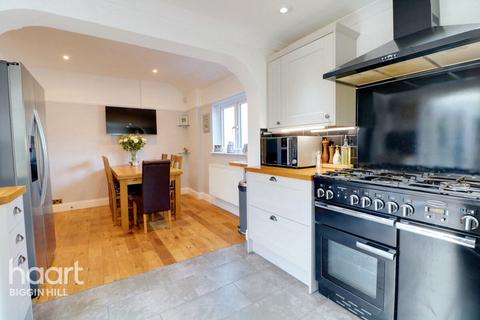 81 Leaves Green Road, Keston, BR2 6DG