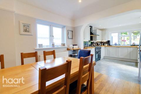81 Leaves Green Road, Keston, BR2 6DG