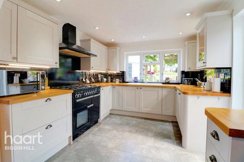 81 Leaves Green Road, Keston, BR2 6DG