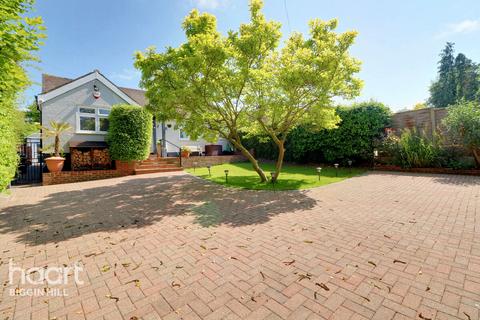81 Leaves Green Road, Keston, BR2 6DG