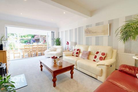 81 Leaves Green Road, Keston, BR2 6DG