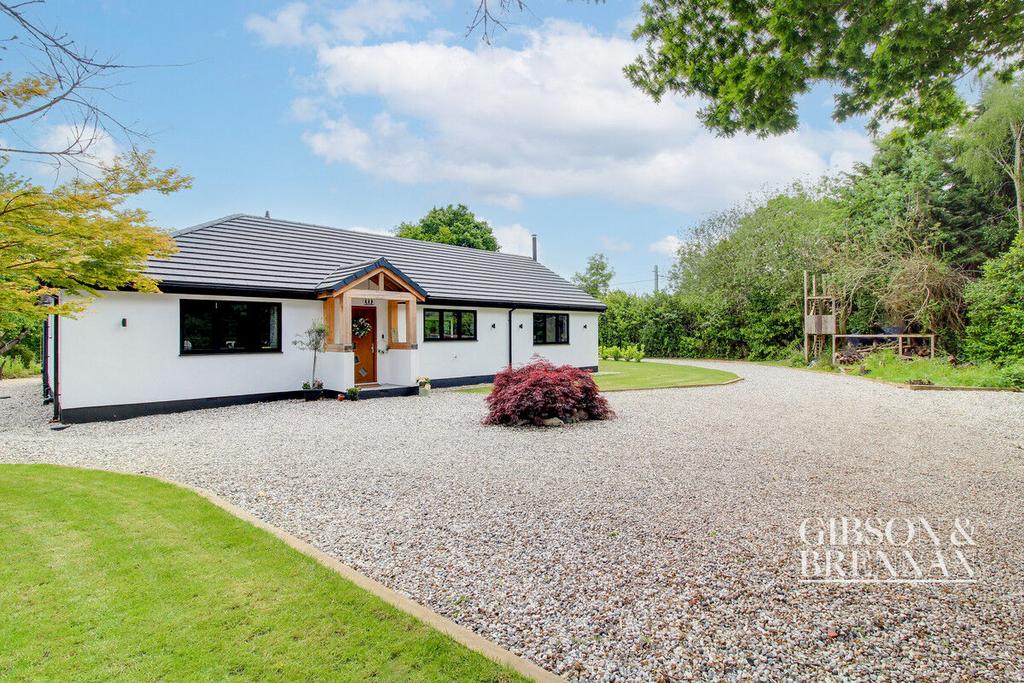 White Hart Lane, Hockley, SS5 2 bed detached bungalow for sale £1,000,000