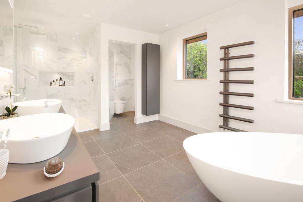 Ensuite to main bedroom