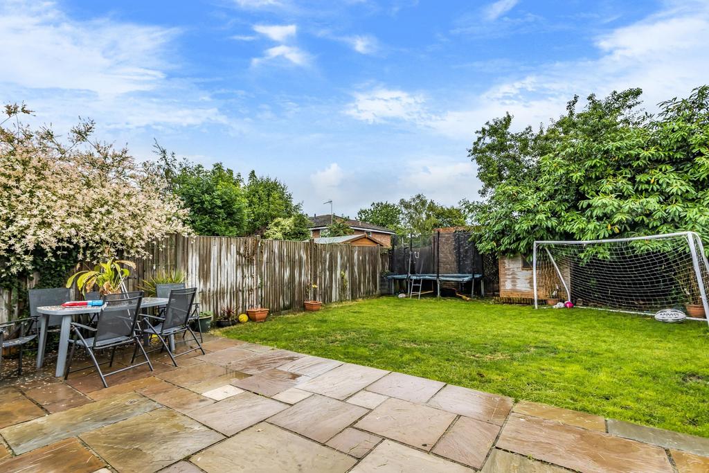 Sunmead Road, SunburyOnThames, TW16 5 bed detached house £3,200 pcm