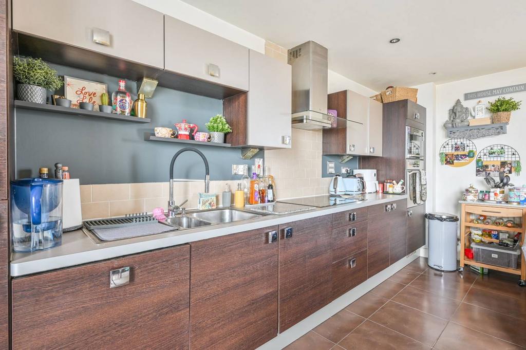 Proton House, Docklands, London, E14 2 bed flat for sale - £525,000