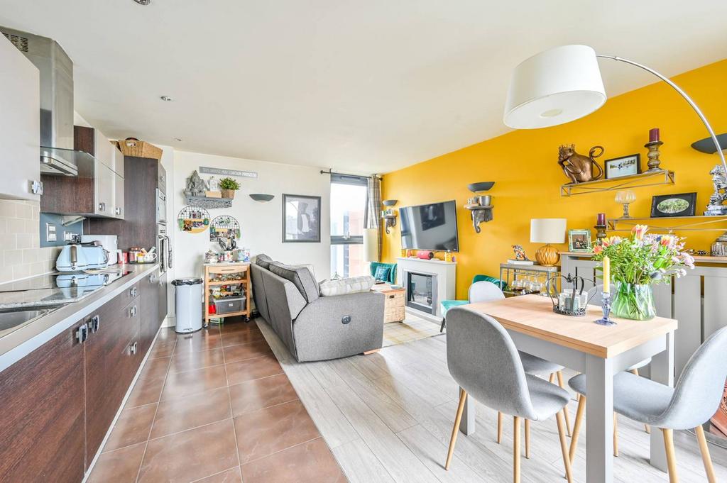 Proton House, Docklands, London, E14 2 bed flat for sale £525,000