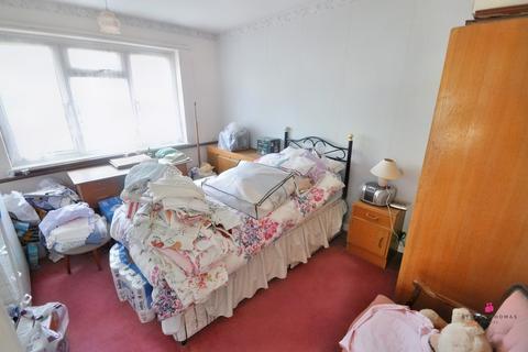 32 Avondale Drive, Leigh-on-sea, SS9 4HN