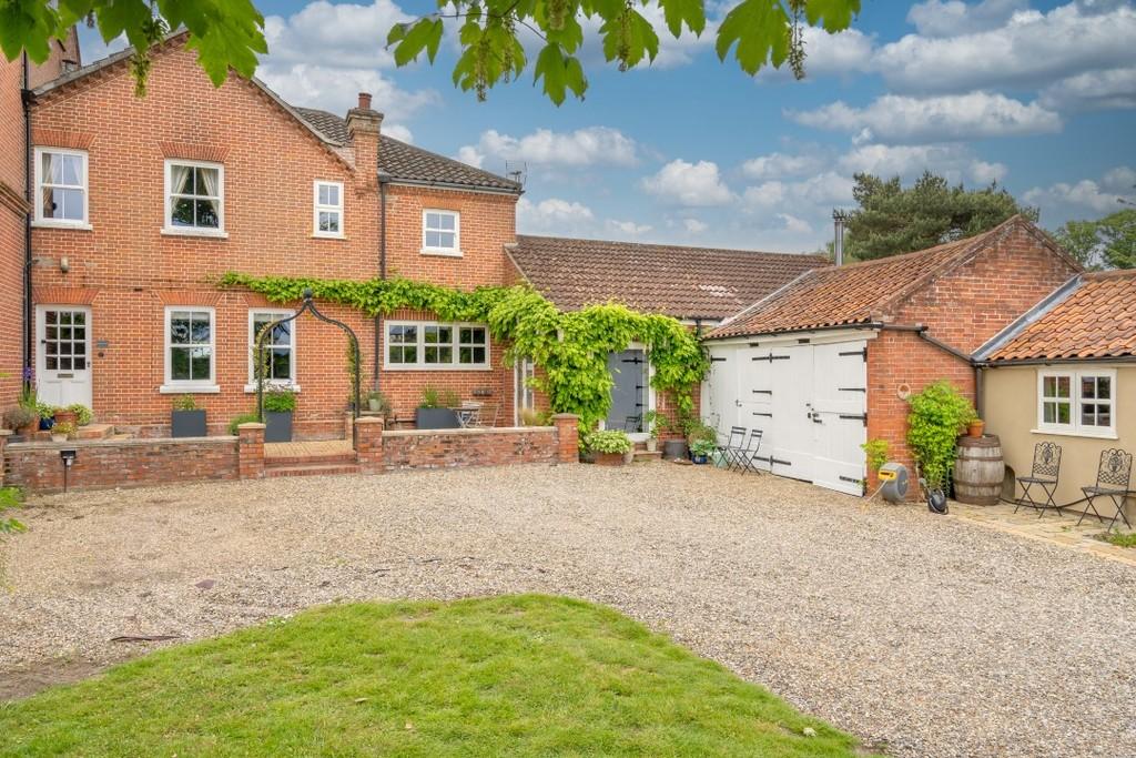 Hall Drive, Oulton 5 bed house for sale £675,000