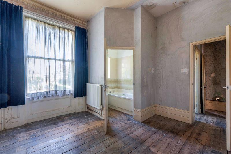 BEDROOM > EN SUITE