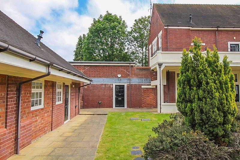 Lowbridge Walk, Bilston, WV14 6BP 2 bed apartment £135,000