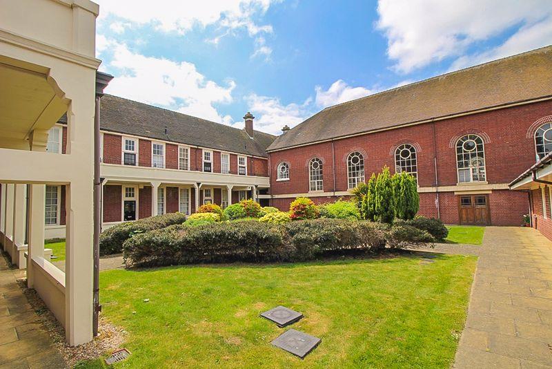 Lowbridge Walk, Bilston, WV14 6BP 2 bed apartment £135,000