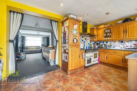 3 bedroom terraced house for sale, Lynton Avenue, Romford, RM7