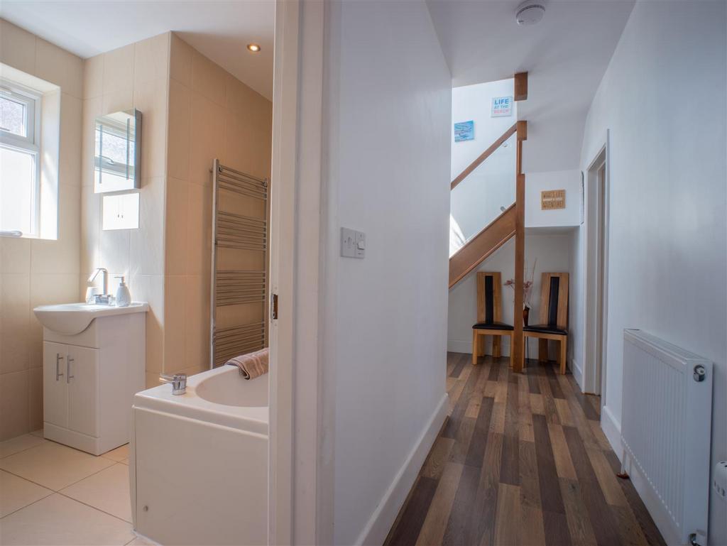 Bathroom   Hallway.jpg