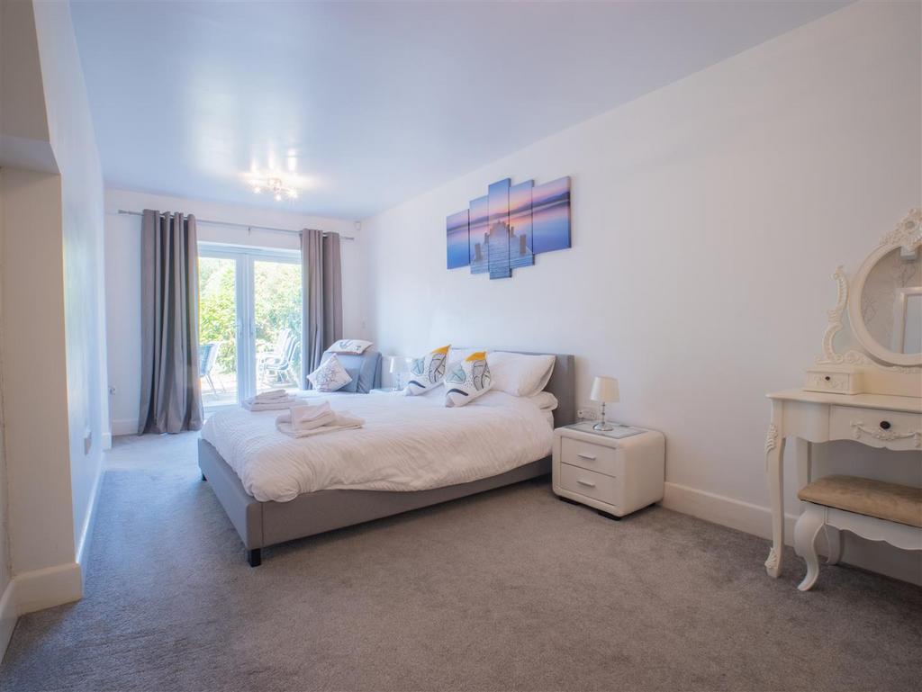 Bedroom 1.jpg