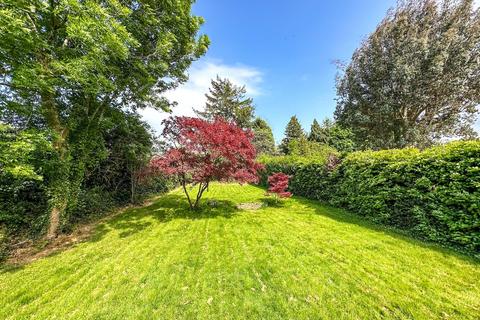 6 Orchard Way, Oxted, RH8 9DJ