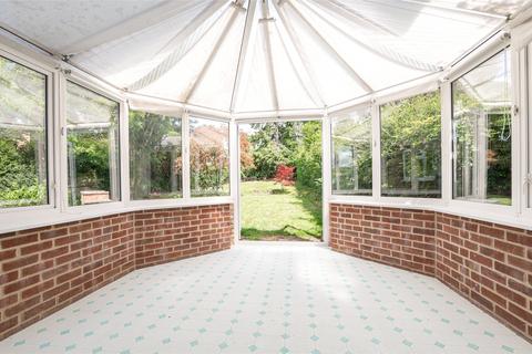 6 Orchard Way, Oxted, RH8 9DJ