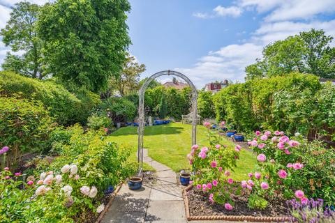 150 Burnt Ash Hill, London, SE12 0HU
