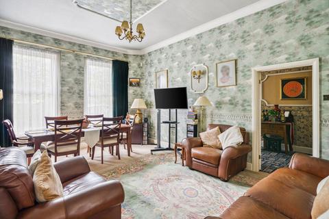 150 Burnt Ash Hill, London, SE12 0HU