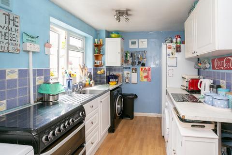 3 bedroom semi-detached house for sale - Homefield Road, Bushey, Hertfordshire, WD23