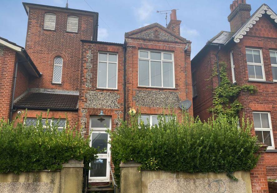 36B Fort Road, Newhaven, East Sussex... 2 bed flat £115,000