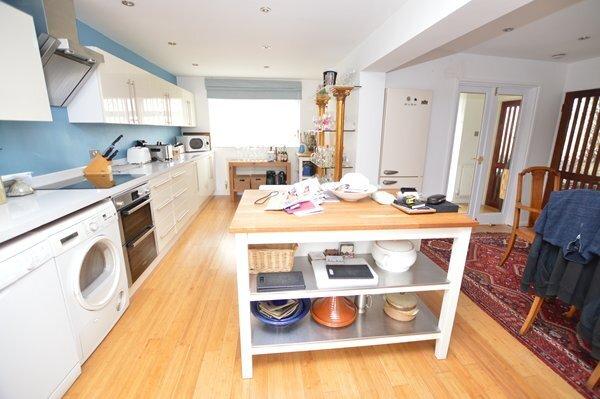Breakfast/kitchen
