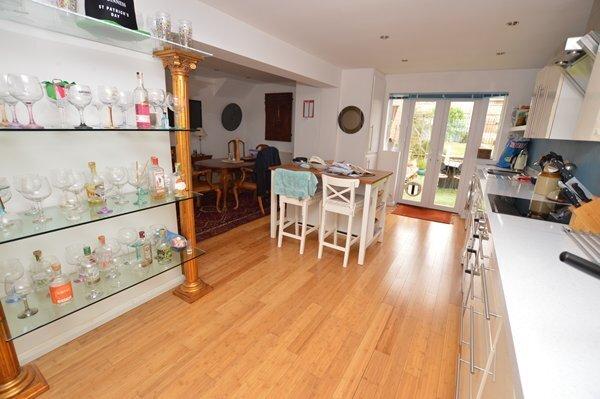 Breakfast/kitchen