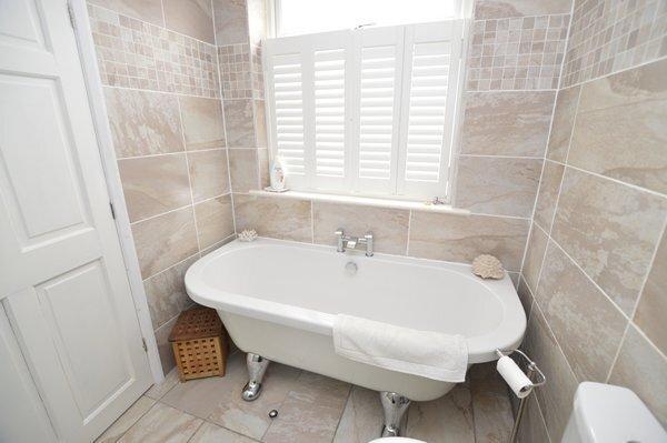 En-suite bath & shower room