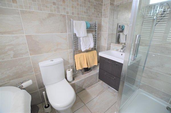 En-suite bath & shower room
