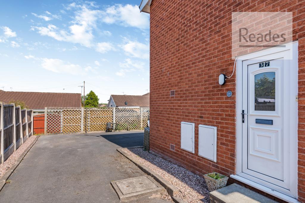 Driveway to side