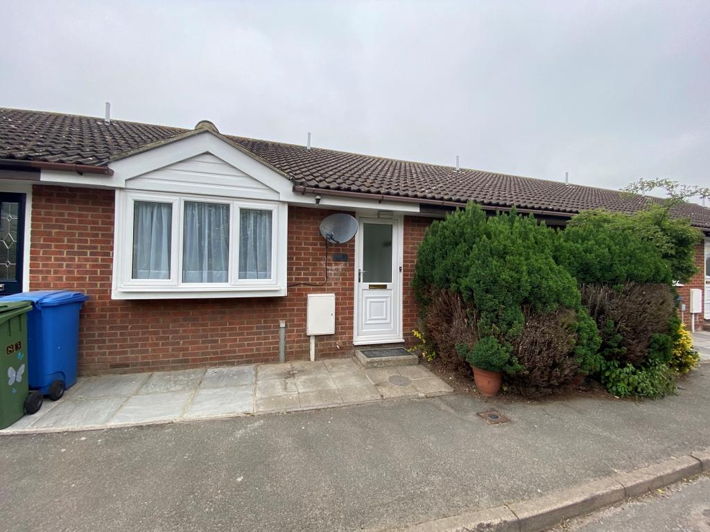 Abbey Fields Faversham ME13 1 bed detached bungalow £900 pcm (£208 pw)