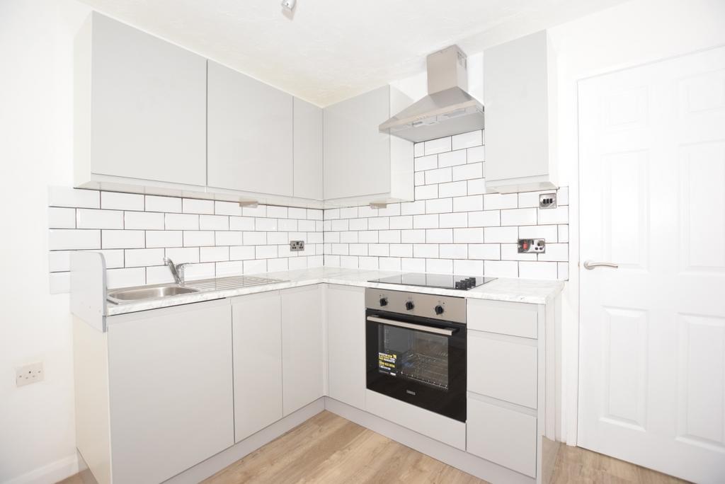 Abbey Fields Faversham ME13 1 bed detached bungalow £900 pcm (£208 pw)