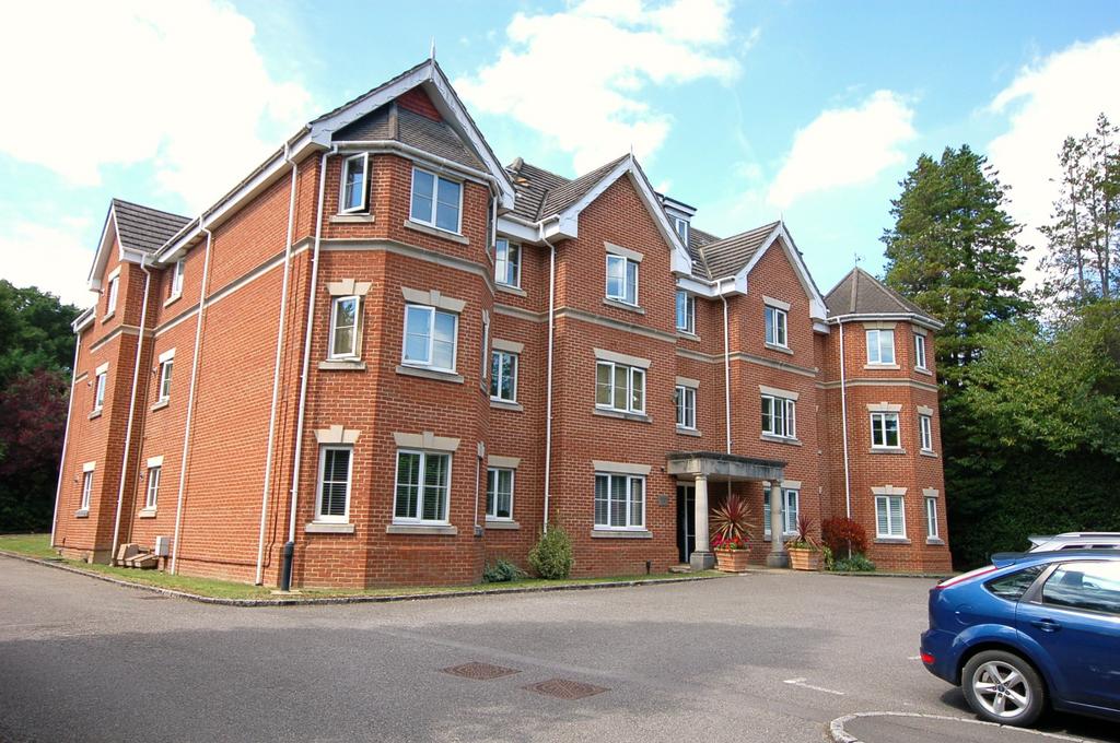 Portsmouth Road, Camberley 2 bed ground floor flat £325,000